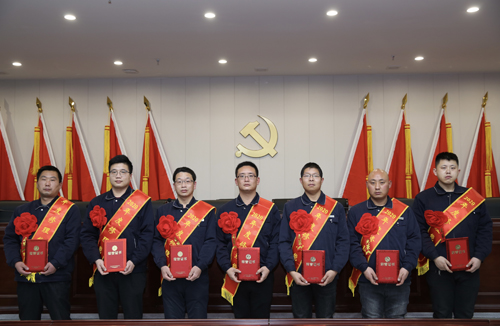 0206 修理能手從左至右依次為 邵冠峰、王寶玉、潘春樂、李龍、許特斯、韓利杰、寇增亮.jpg