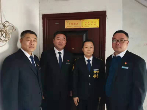 “一人得獎，全家光榮” 送“牌”上門，集團為標(biāo)兵先進送去榮譽喜報牌匾