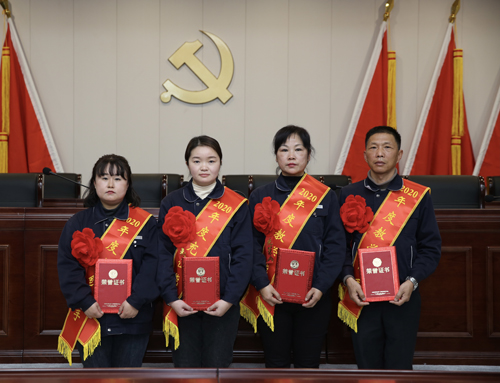 0207 從左至右依次為 點鈔能手王璐、充值能手孫昭娣、教學(xué)能手王慧娟、孫衛(wèi)東.jpg