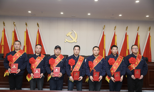 0202  標(biāo)兵從左至右依次為 苗田、尤建鵬、劉德斌、褚聰偉、王占峰、解偉強(qiáng)、馬群藝.jpg