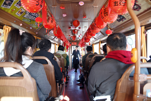 慶祝建司70周年！洛陽(yáng)公交集團(tuán)邀請(qǐng)市民代表“零距離”探秘公交03.JPG